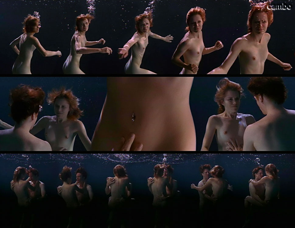 Голая Ким Диккенс в мини-сериале "Из строя" (2003) .