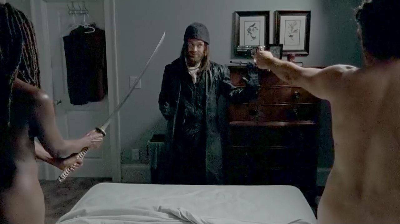 Голая Данай Гурира в сериале "Ходячие мертвецы" (с 2010 года) .