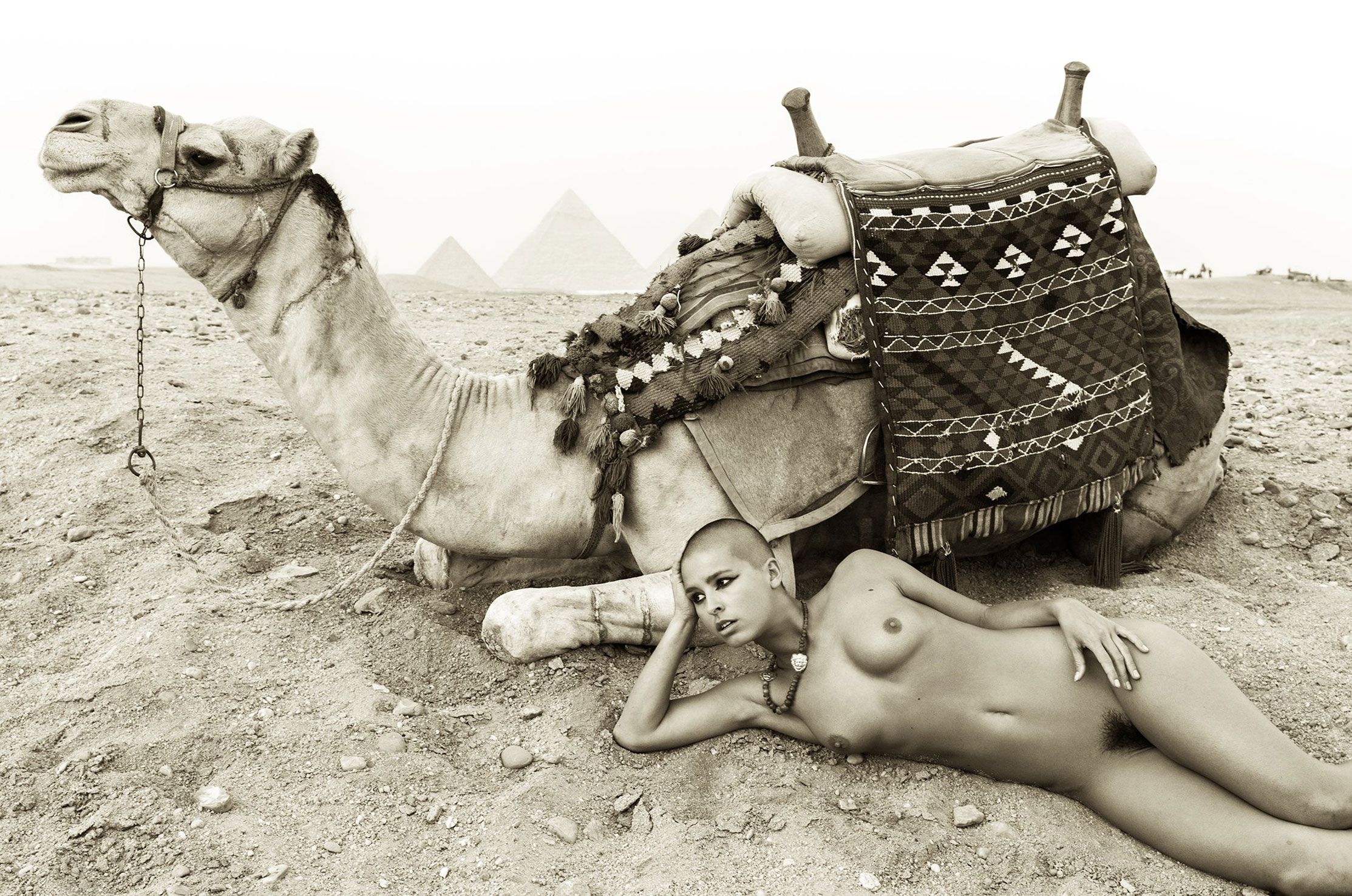 Горячие фото голой Марисы Папен в Египте (2017) .