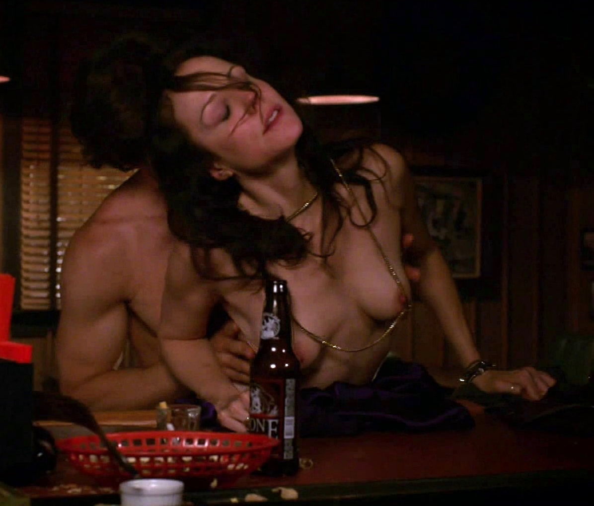 Голая грудь и попа Мэри-Луиз Паркер в сериале "Дурман" (2005) .