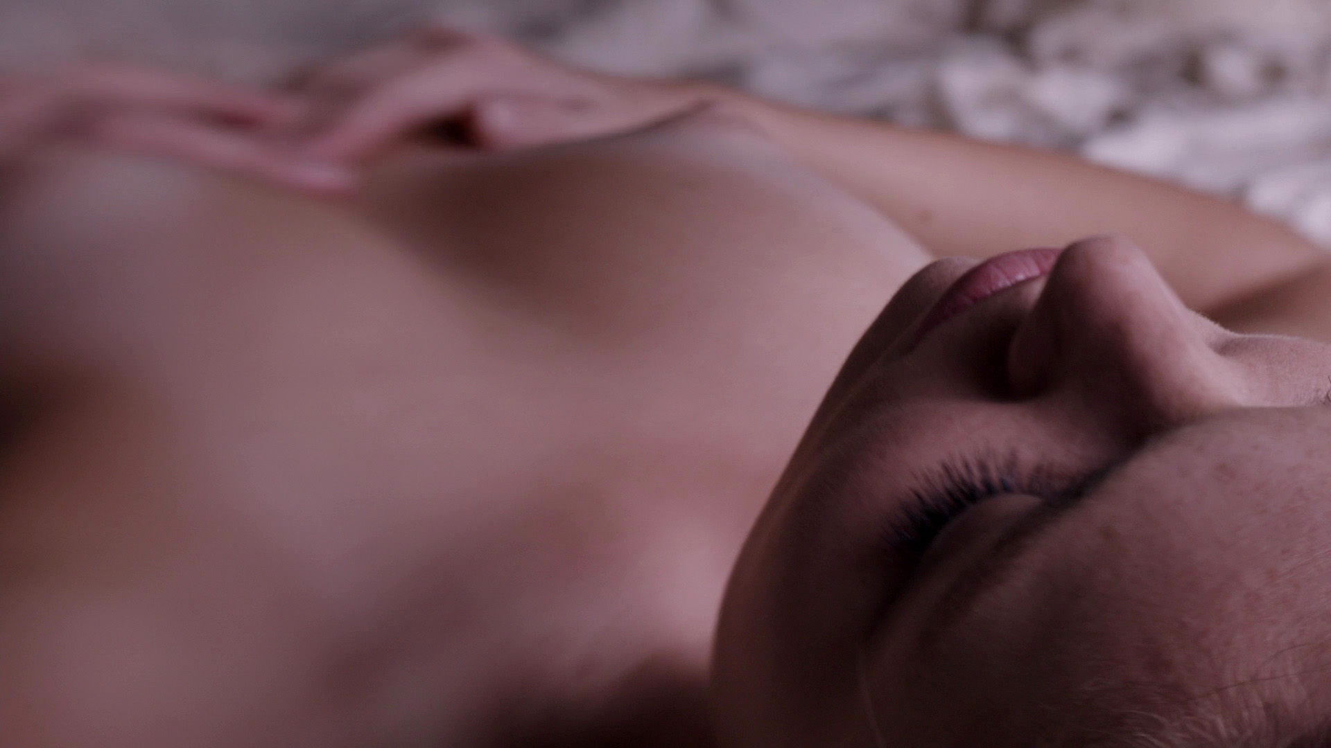 Лили Симмонс в сериале "Банши" (голая грудь и попа) .