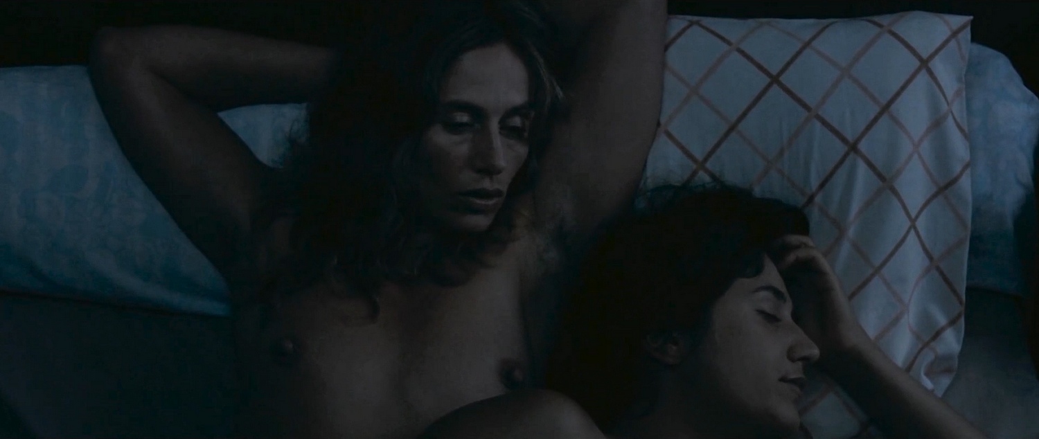 Голая Сесиль Де Франс в сцене эротики из фильма "Наше лето" .