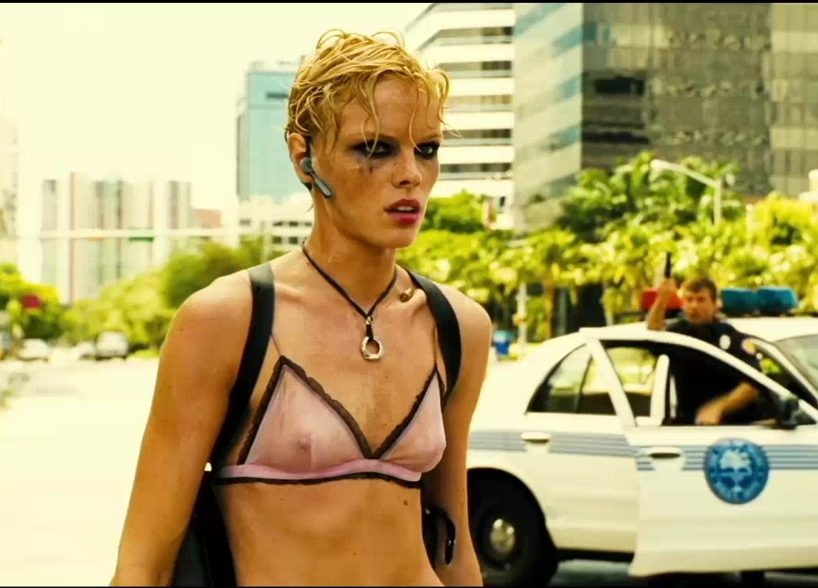 Ню кадры Кейт Наута в сцене эротики из фильма "Перевозчик 2" .