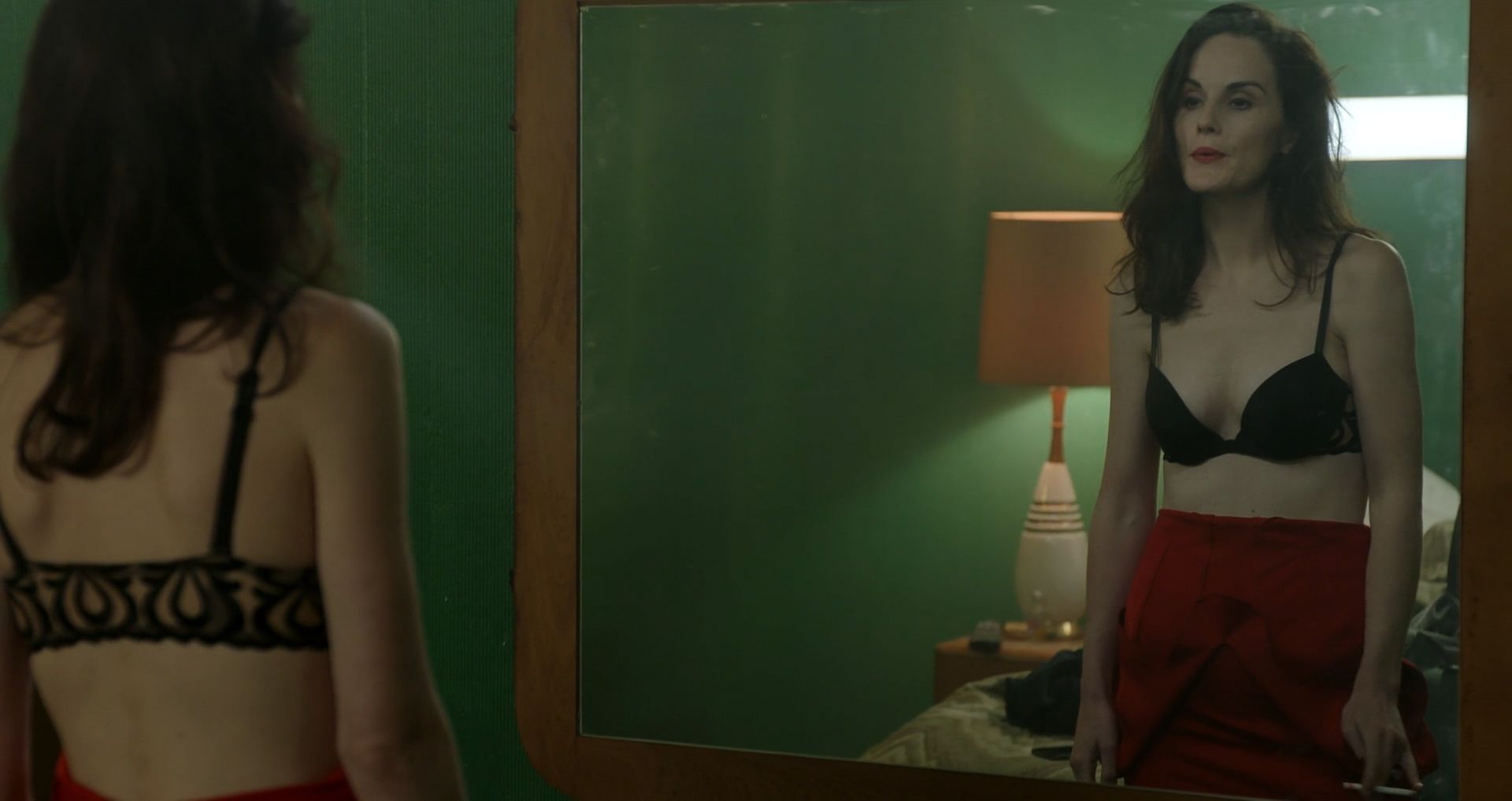 Голая Мишель Докери на эротических кадрах из кино.