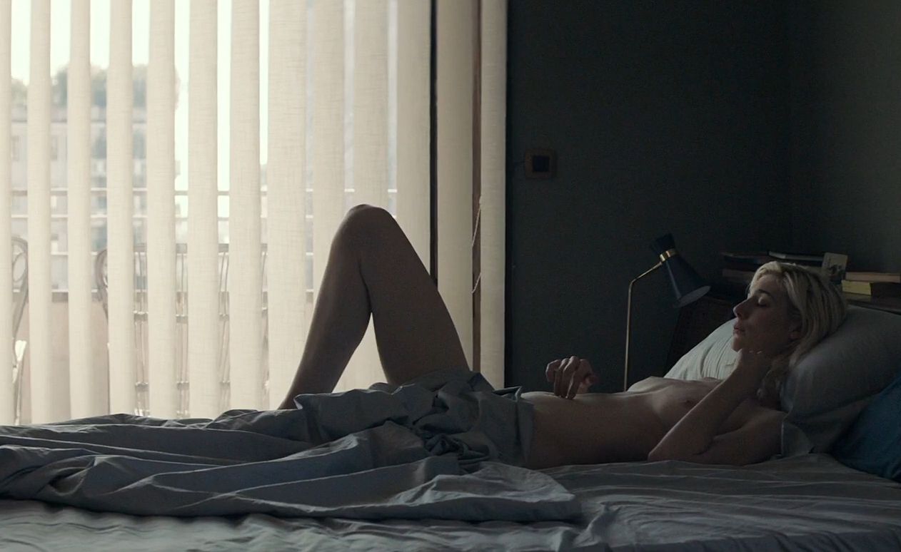 Голая Элизабет Дебики на эротических кадрах из кино.