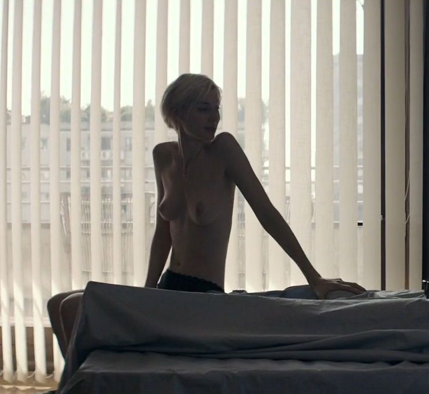 Голая Элизабет Дебики на эротических кадрах из кино.