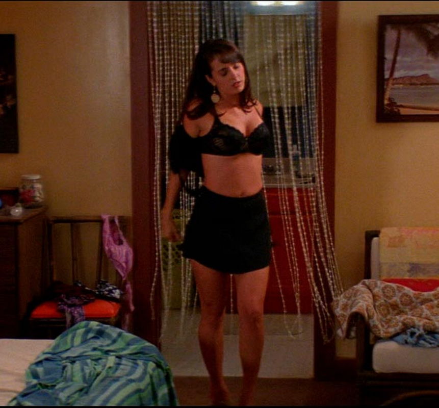Жаклин Обрадорс в нижнем белье из сериала "Шесть дней, семь ночей"...