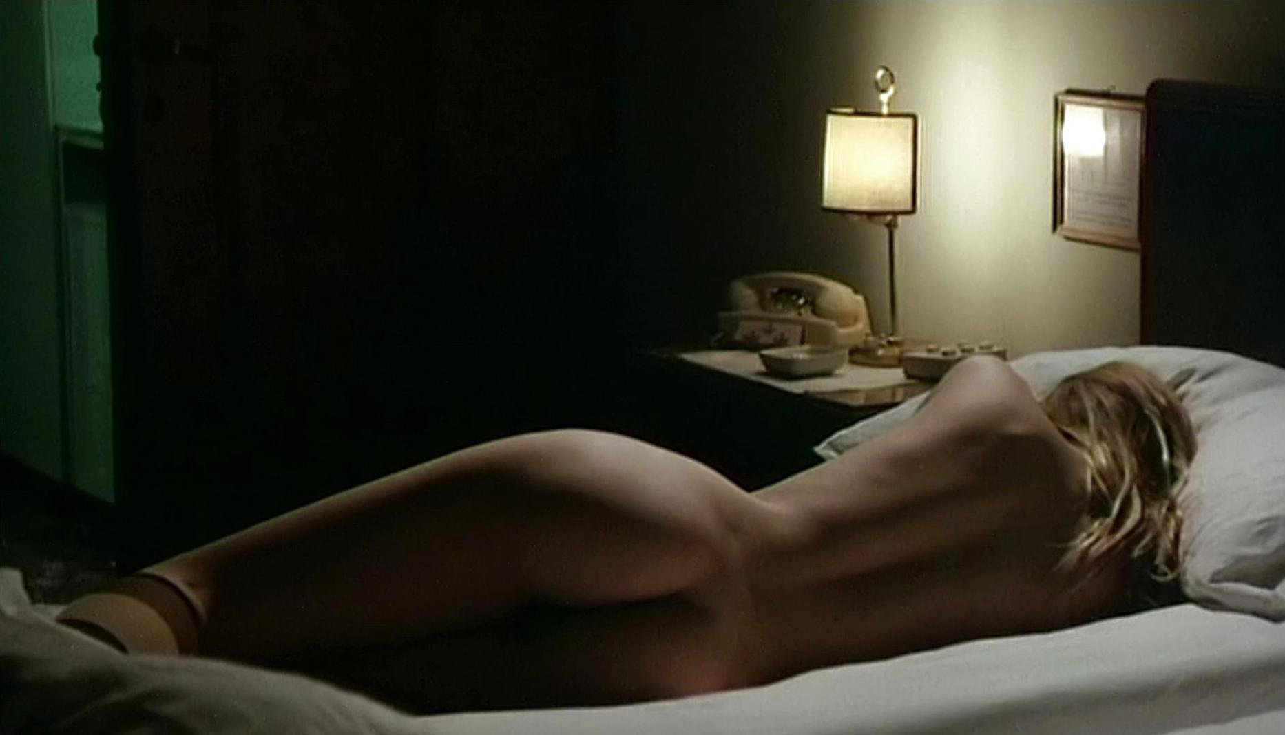 Голая Настасья Кински в эротической сцене из фильма "Тэсс" .
